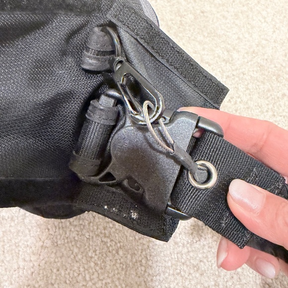 Pacsafe Anti-theft Waist Pack - Picture 3 of 6